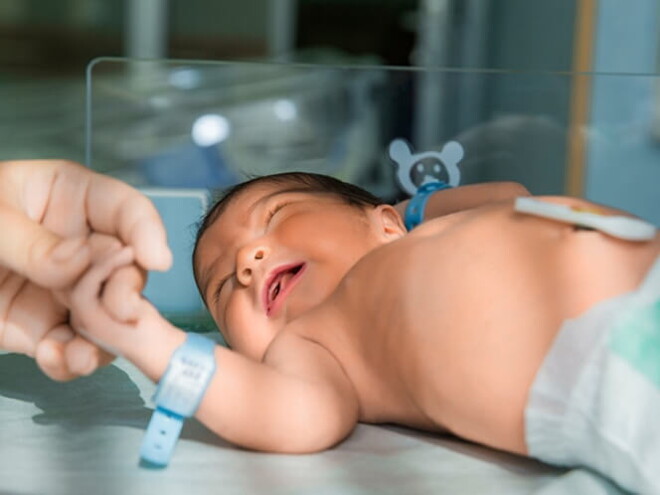 Bebê recém nascido em enfermaria de hospital.